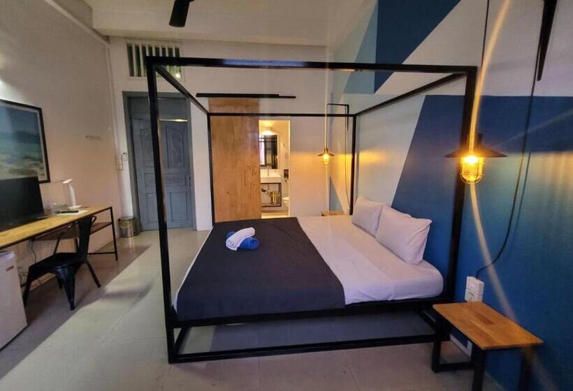 اتاق لوکس با تخت بزرگ, The Place Hostel Battambang