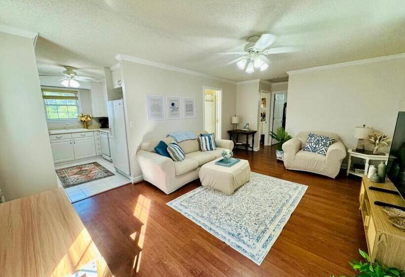 شقة غرفة واحدة مطلة على حمام السباحة, Countryside Carriage House With Pool