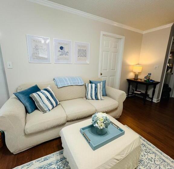 شقة غرفة واحدة مطلة على حمام السباحة, Countryside Carriage House With Pool