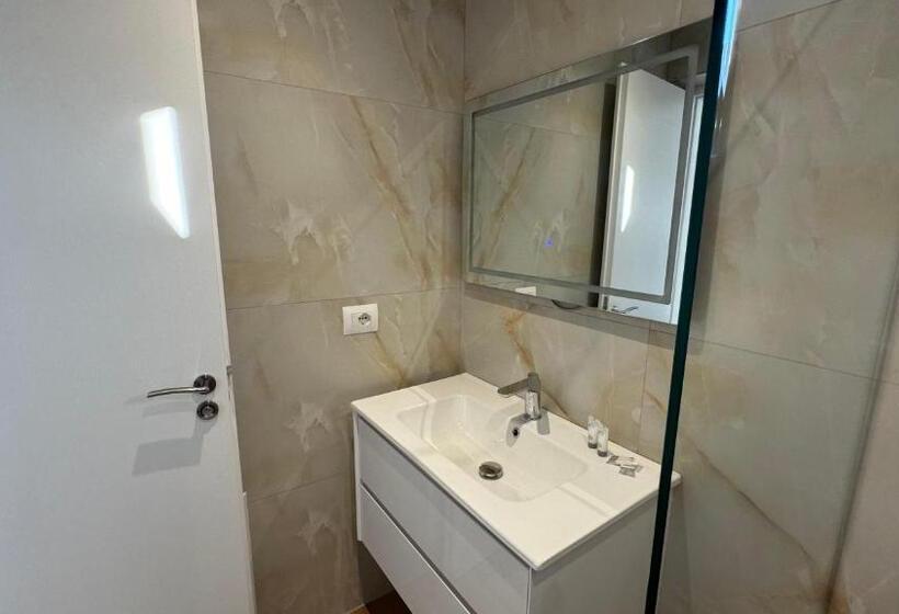 غرفة قياسية مزوَّدة بشُرفة, Bizant