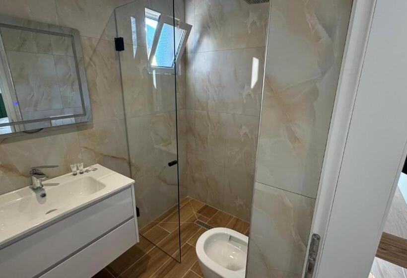 غرفة قياسية مزوَّدة بشُرفة, Bizant