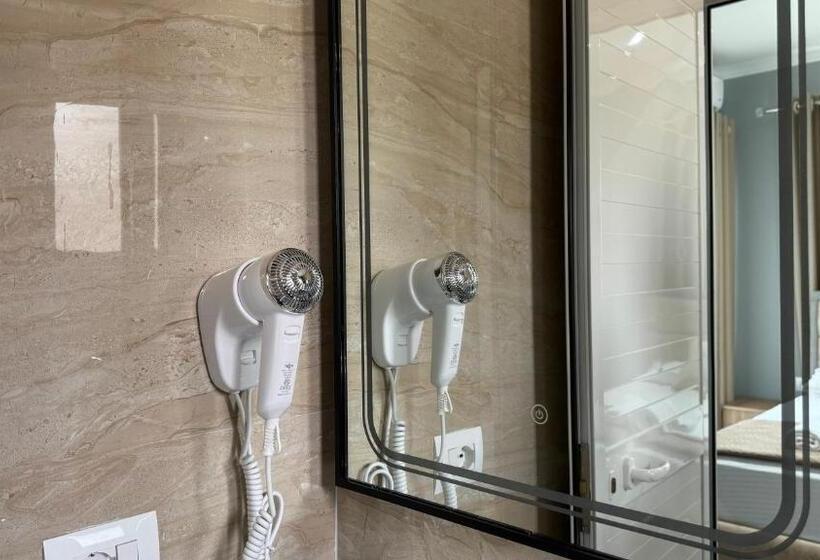 غرفة قياسية مزوَّدة بشُرفة, Bizant