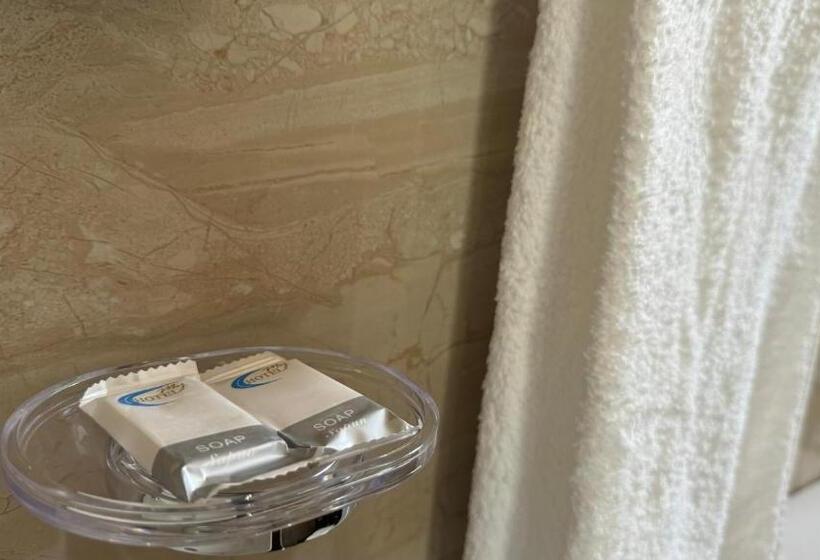 غرفة قياسية مزوَّدة بشُرفة, Bizant