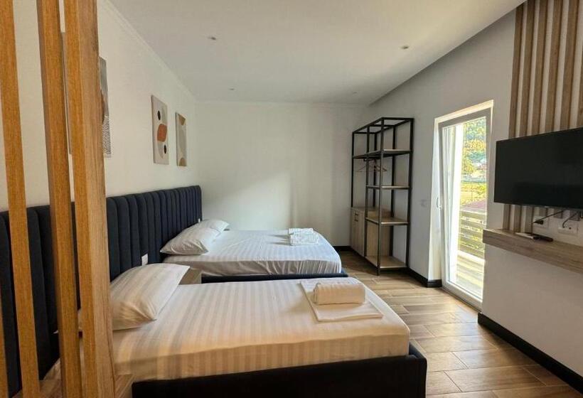 غرفة قياسية ثلاثية مزودة بشرفة, Bizant