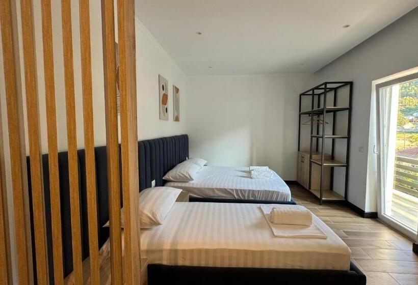 غرفة قياسية ثلاثية مزودة بشرفة, Bizant