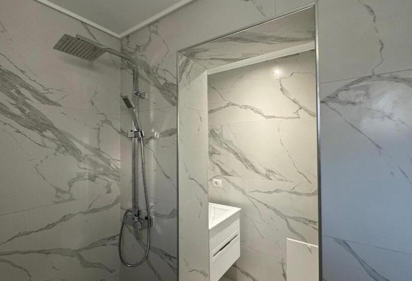 غرفة قياسية ثلاثية مزودة بشرفة, Bizant