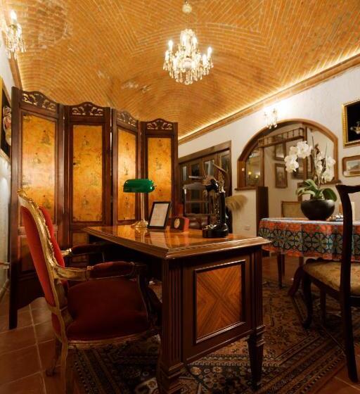 豪华三人间, La Casa De Las Poesías