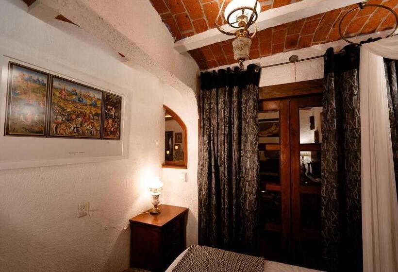 豪华三人间, La Casa De Las Poesías