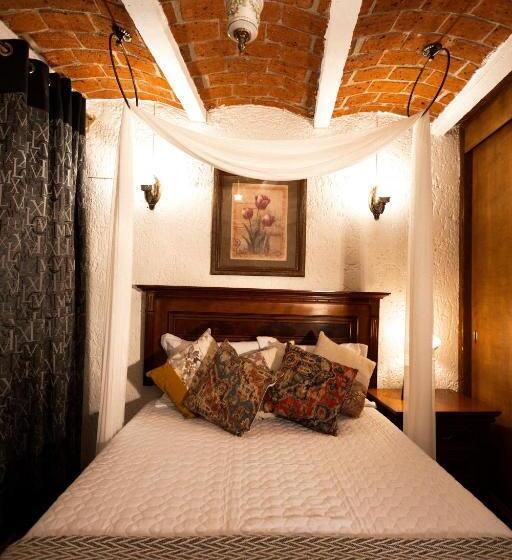 豪华三人间, La Casa De Las Poesías