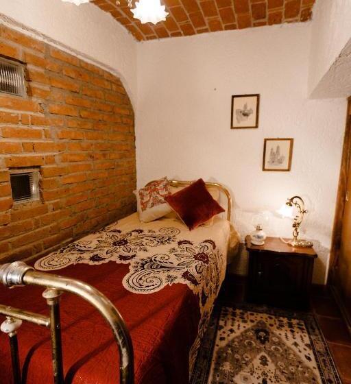 デラックストリプルルーム, La Casa De Las Poesías