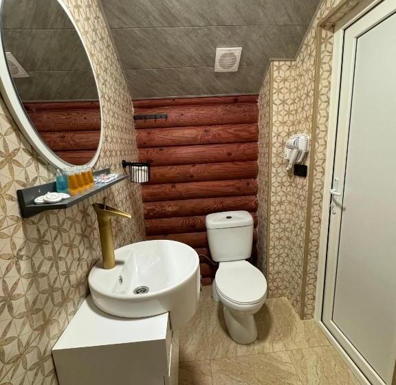 اتاق خانوادگی با چشم‌انداز کوه, Davitiani