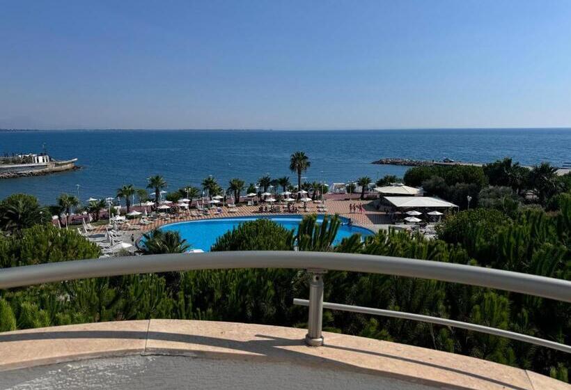 מיטת קינג בסוויטה, Inheritor Resort