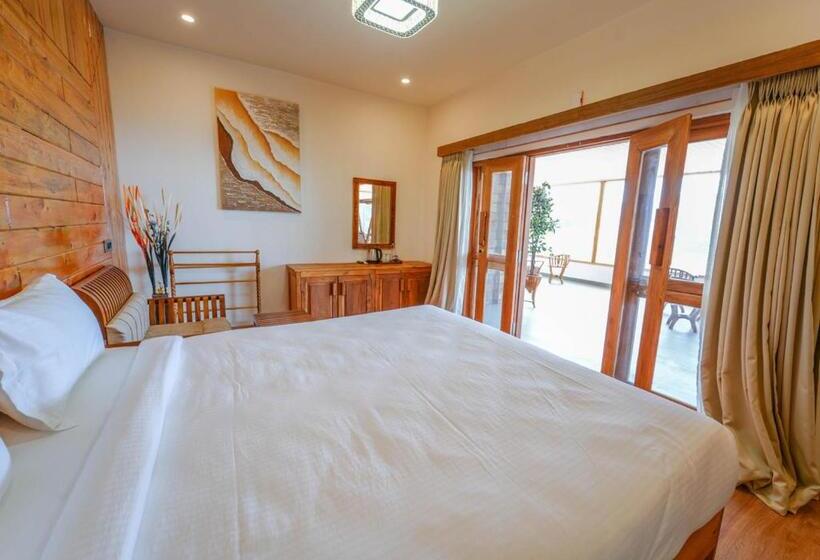 带大床的高级房间, Silent Retreat Ooty Pool Resort By Voye Homes