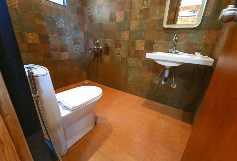 キングサイズベッドのスーペリアルーム, Silent Retreat Ooty Pool Resort By Voye Homes