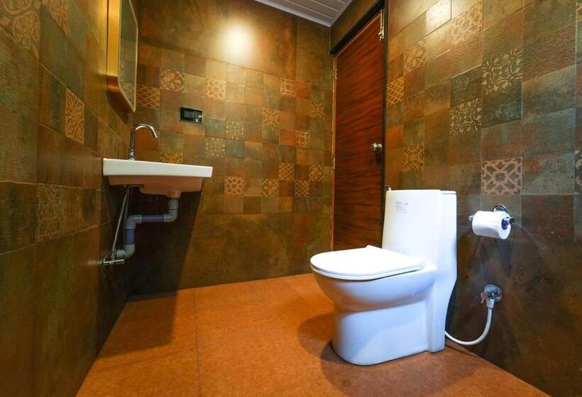 带大床的高级房间, Silent Retreat Ooty Pool Resort By Voye Homes