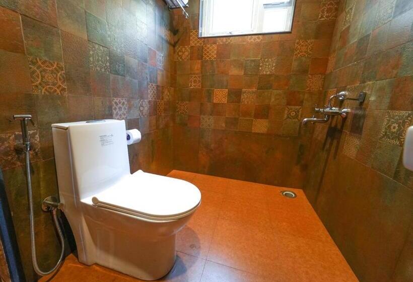 带大床的高级房间, Silent Retreat Ooty Pool Resort By Voye Homes