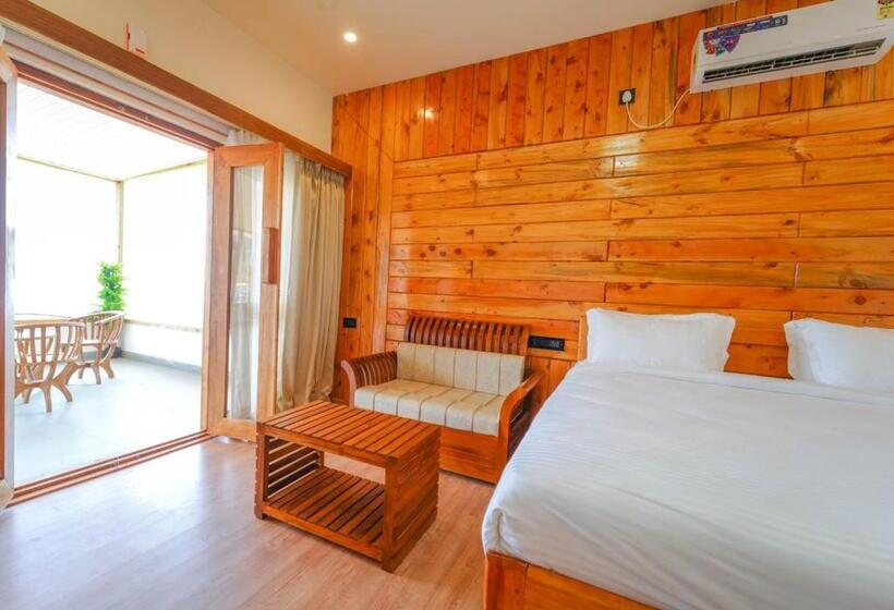 带大床的高级房间, Silent Retreat Ooty Pool Resort By Voye Homes