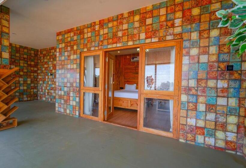 带大床的高级房间, Silent Retreat Ooty Pool Resort By Voye Homes