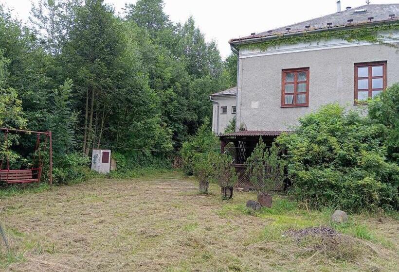 经济型三人房间, Stará škola Třílůžkový Pokoj V Pohodlí A Klidu