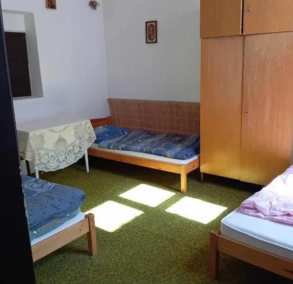 エコノミートリプルルーム, Stará škola   Třílůžkový Pokoj V Pohodlí A Klidu