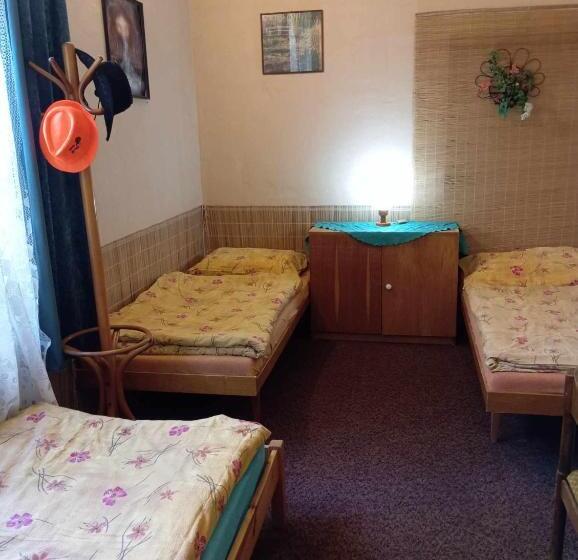 经济型三人房间, Stará škola Třílůžkový Pokoj V Pohodlí A Klidu