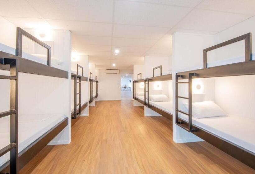 سرير فى غرفة مشتركه, Bounce Airlie Beach