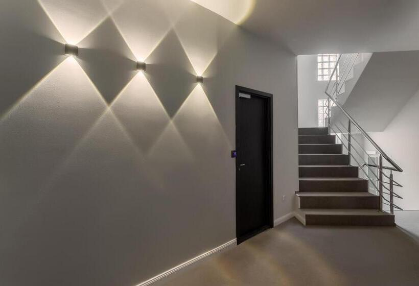 חדר משפחתי, Eden 7