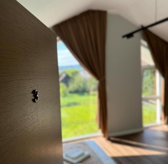 اتاق لوکس, The Nest
