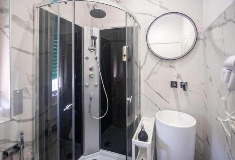 اتاق استاندارد با تخت بزرگ, Ricci 16 Suite & Rooms