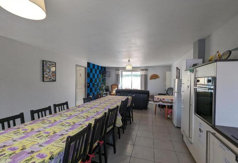 标准间, Chambre Confortable Avec Salle D Eau Privative, Cuisine Et Salon Communs, Petit Déjeuner Inclus.   F
