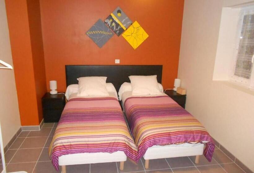 标准间, Chambre Confortable Avec Salle D Eau Privative, Cuisine Et Salon Communs, Petit Déjeuner Inclus.   F
