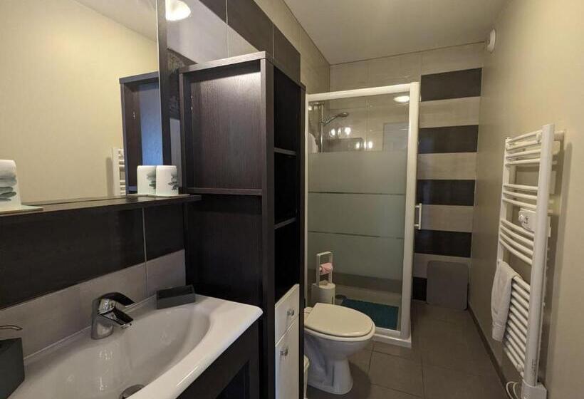 标准间, Chambre Confortable Avec Salle D Eau Privative, Cuisine Et Salon Communs, Petit Déjeuner Inclus.   F