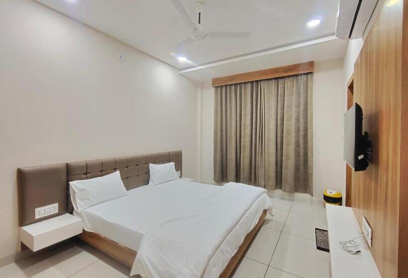 Deluxe Rum, Tirupati Inn