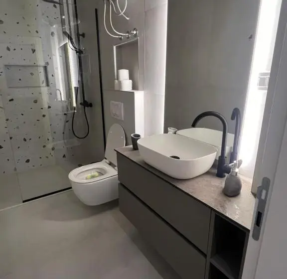 اتاق لوکس خانوادگی, Sunny Apartments