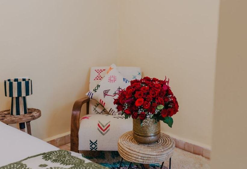 اتاق استاندارد, The Little Hara