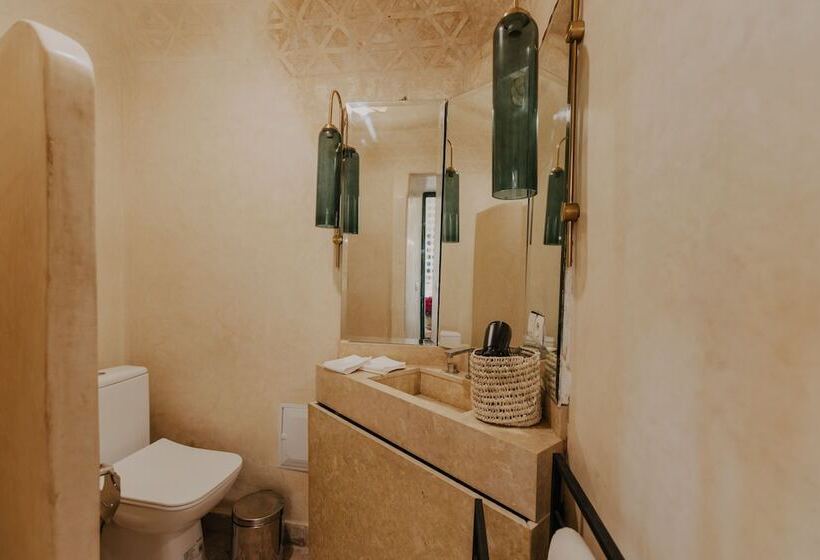 اتاق استاندارد, The Little Hara