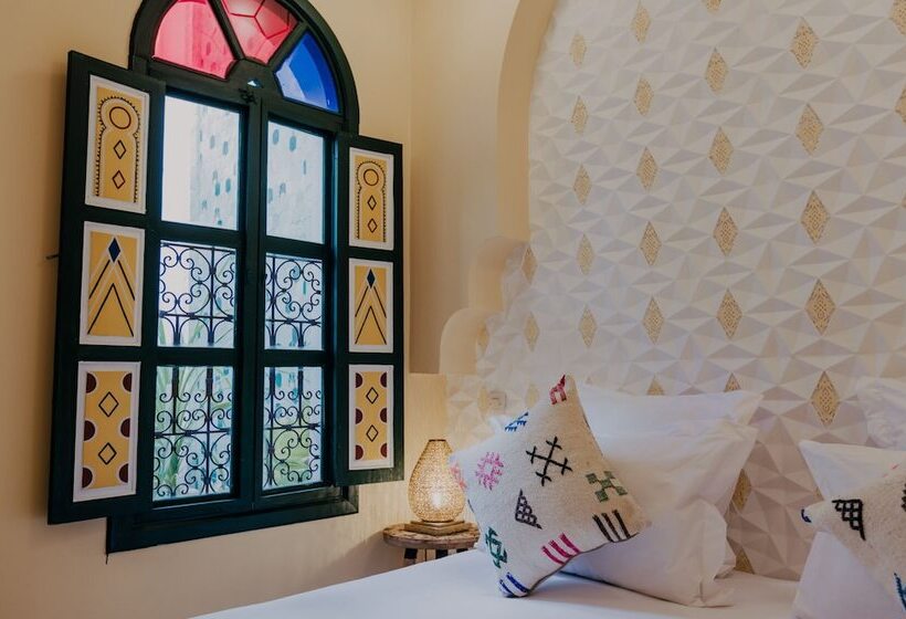 اتاق لوکس, The Little Hara