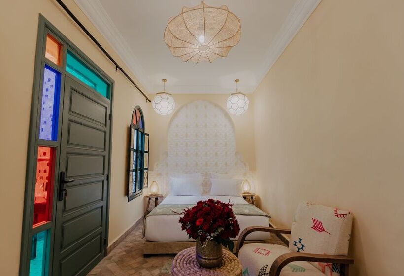 اتاق لوکس, The Little Hara