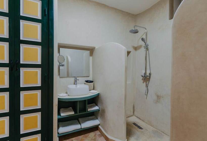 اتاق لوکس, The Little Hara