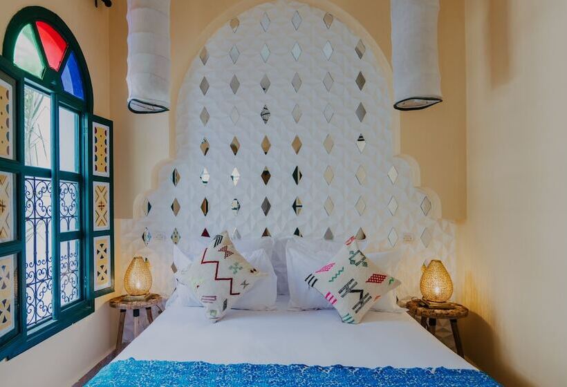 اتاق استاندارد سه نفره, The Little Hara