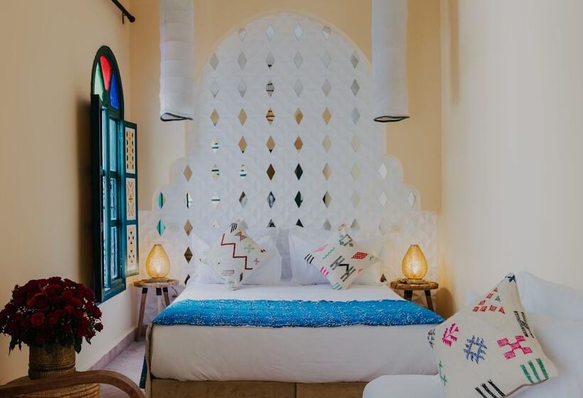 اتاق استاندارد سه نفره, The Little Hara