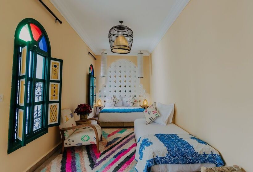 اتاق استاندارد سه نفره, The Little Hara