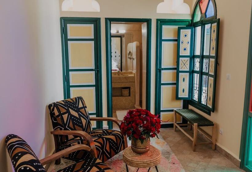 اتاق استاندارد سه نفره, The Little Hara