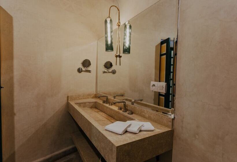 اتاق استاندارد سه نفره, The Little Hara