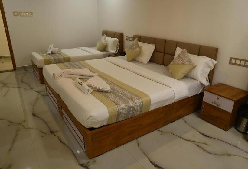 חדר אקונומי לשלושה, Grand Tamim