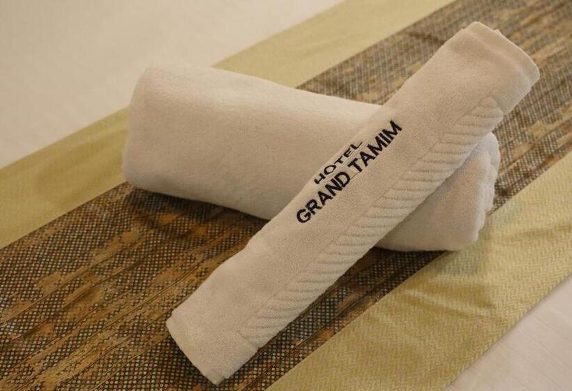 חדר אקונומי לשלושה, Grand Tamim