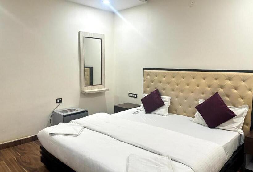 اتاق سوپریور خانوادگی, Pine House