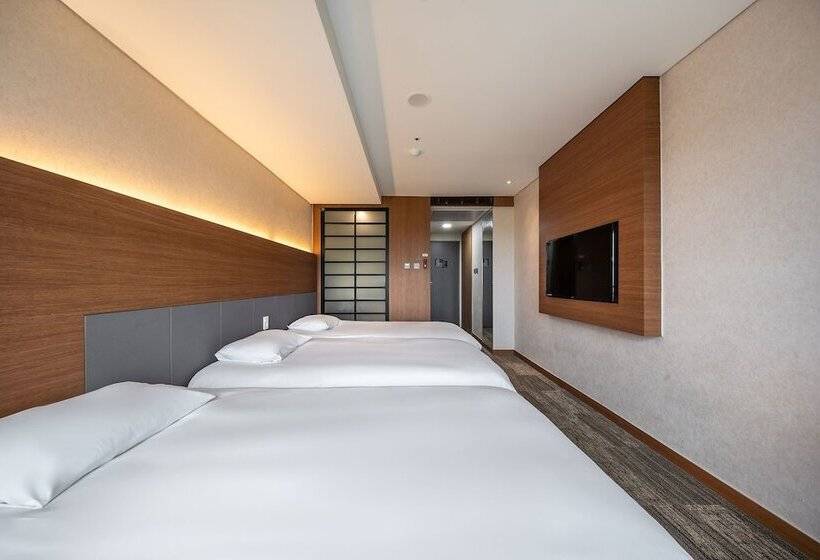 Трехместный Номер Deluxe, Golden Tulip Jeju Seongsan