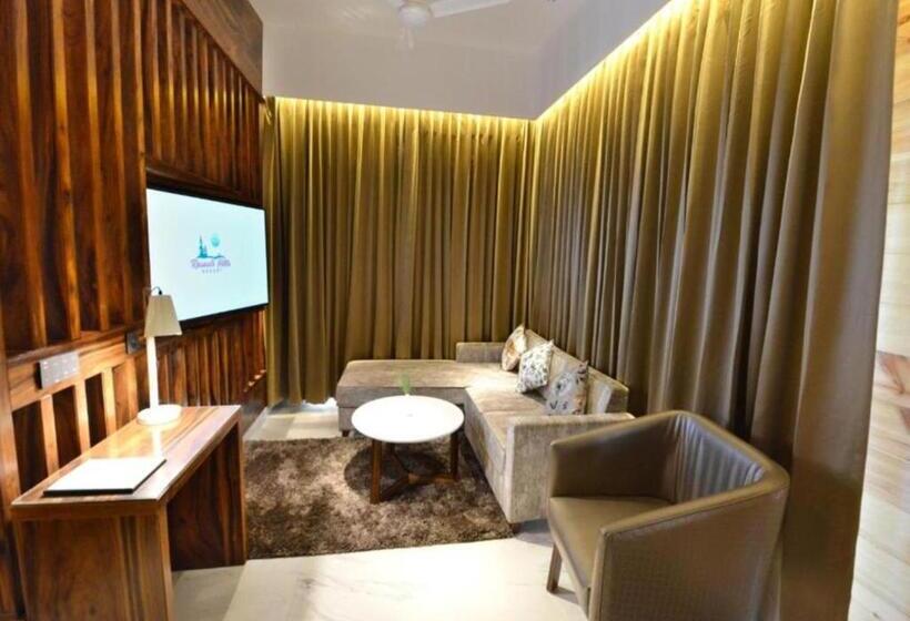 디럭스 룸 킹사이즈 침대, Kasauli Hills Resort