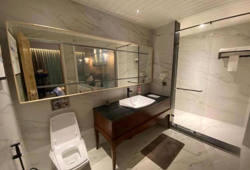 디럭스 룸 킹사이즈 침대, Kasauli Hills Resort
